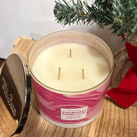 White Barn Strawberry Pound Cake 3-wick Candle-NEVER USED - Picture 3 of 5